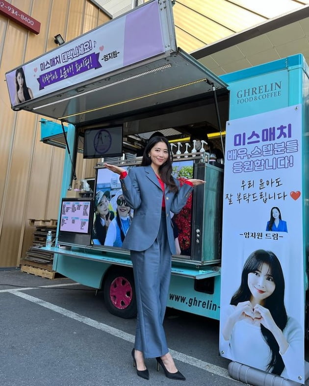 오윤아, 여배우들한테 사랑 받네…이민정 이어 엄지원 커피차 인증