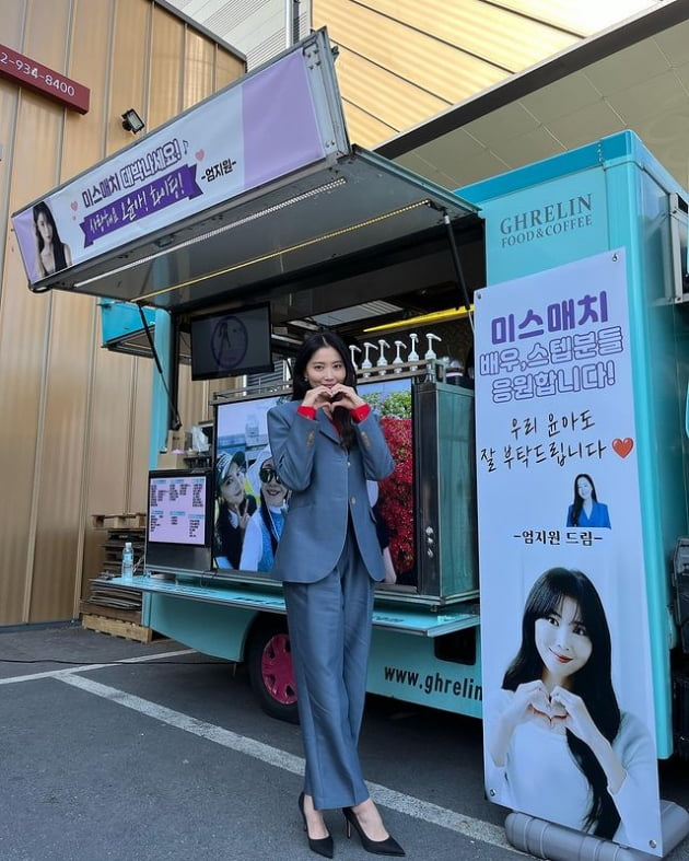 오윤아, 여배우들한테 사랑 받네…이민정 이어 엄지원 커피차 인증