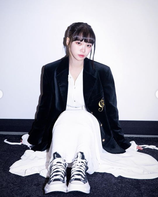 르세라핌 김채원, 운동화보다 작은 얼굴…명품 비주얼 자랑