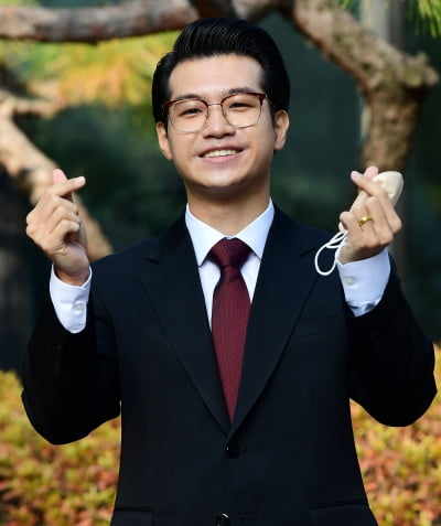 [TEN 포토] 조명섭 '하트도 달달하게'