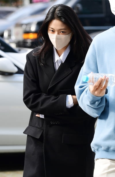 [TEN 포토] 설현 '고개 푹 숙이고'
