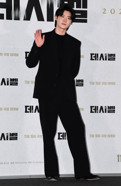 [TEN 포토] 이종석 '여심 사로잡는 손인사'