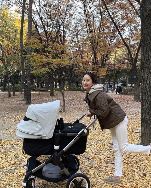 전혜빈, 가을 즐기는 애엄마…♥치과의사 남편은 가리고 아들은 빼꼼 공개