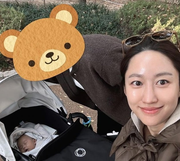 전혜빈, 가을 즐기는 애엄마…♥치과의사 남편은 가리고 아들은 빼꼼 공개
