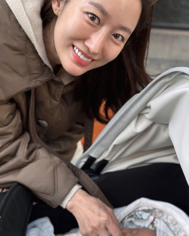 전혜빈, 가을 즐기는 애엄마…♥치과의사 남편은 가리고 아들은 빼꼼 공개