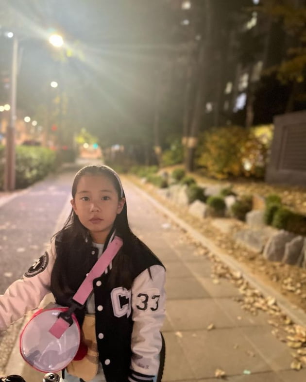 유진♥기태영 첫째 딸 로희, '원조 요정' 엄마 미모 판박이…훌쩍 커버린 어린이