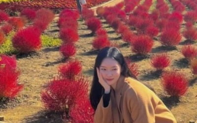 김유지, 핑크 뮬리 옆에서 한컷…♥정준도 반한 미모
