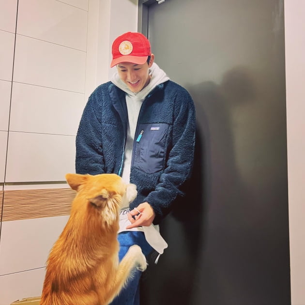 '신혼' 이기우, 사룟값 벌러 가는 가장…현관문서 격한 인사 받네