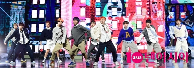 [TEN 포토] 나인아이 '화려한 퍼포먼스'