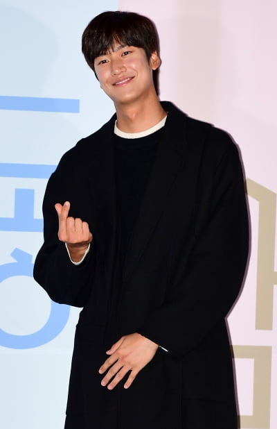 [TEN 포토] 나인우 '덩치에 비해 귀여운 하트'
