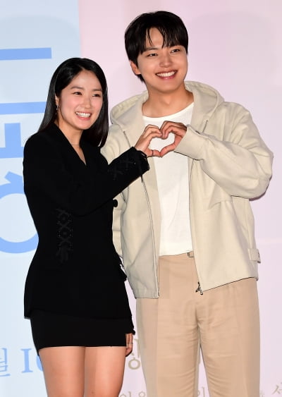 [TEN 포토] 김혜윤-여진구 '웃음이 피어나는 하트'