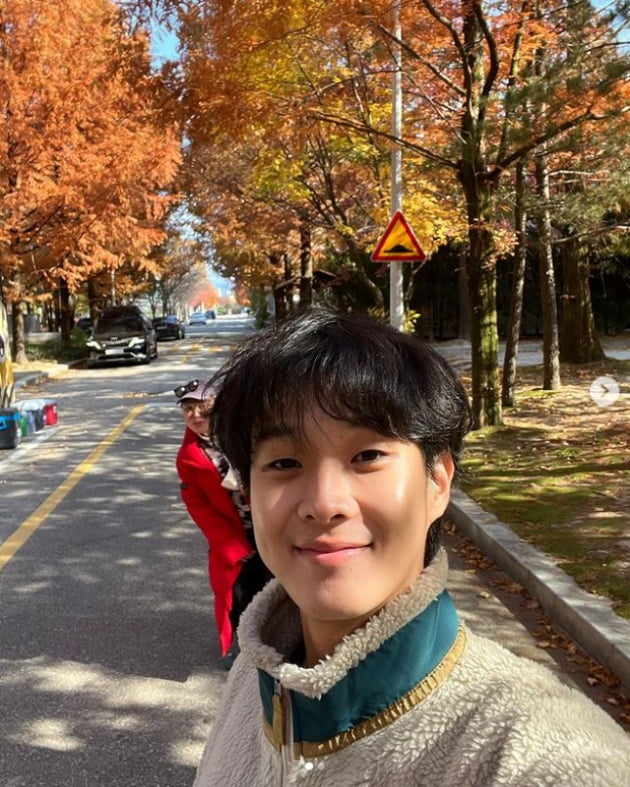 최우식, 보조개 미소 날리는 가을남신...청량미 넘쳐