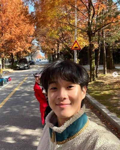 최우식, 보조개 미소 날리는 가을남신...청량미 넘쳐