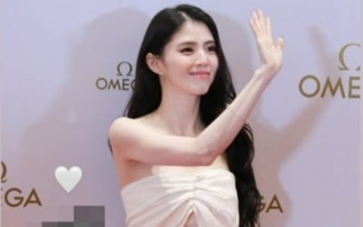 한소희, '순백의 여신' 자태…비현실적 'CG급 비주얼' 과시