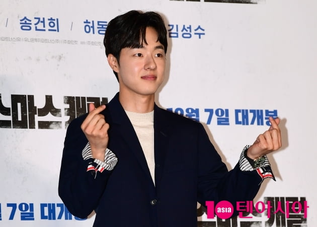[TEN 포토] 김동휘 '시크한 하트'