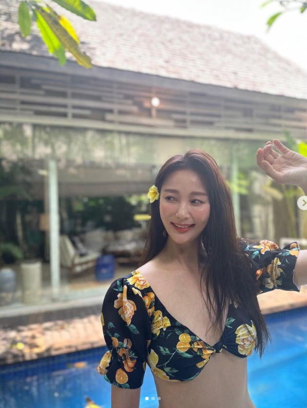 안혜경, 군살없는 비키니 몸매..."웃으니까 좋다"