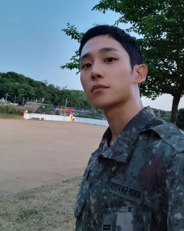 정해인, D.P.' 시즌2 셀카...믿겨지지 않은 CG비주얼