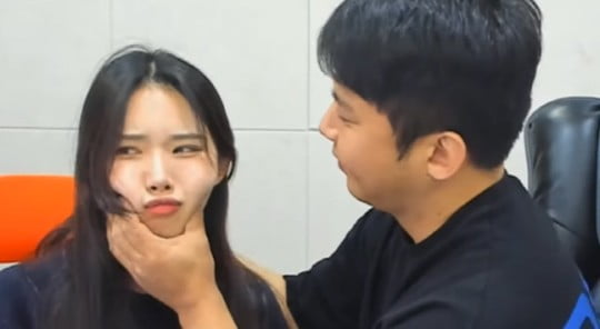 [종합] '외질혜 이혼' 철구, BJ 팥순과 공개열애…입맞춤·양가 통화까지