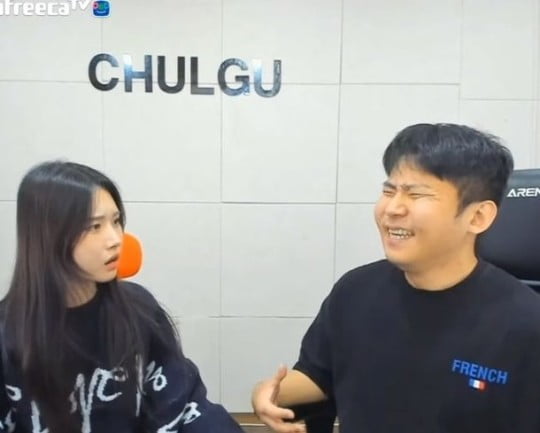 [종합] '외질혜 이혼' 철구, BJ 팥순과 공개열애…입맞춤·양가 통화까지