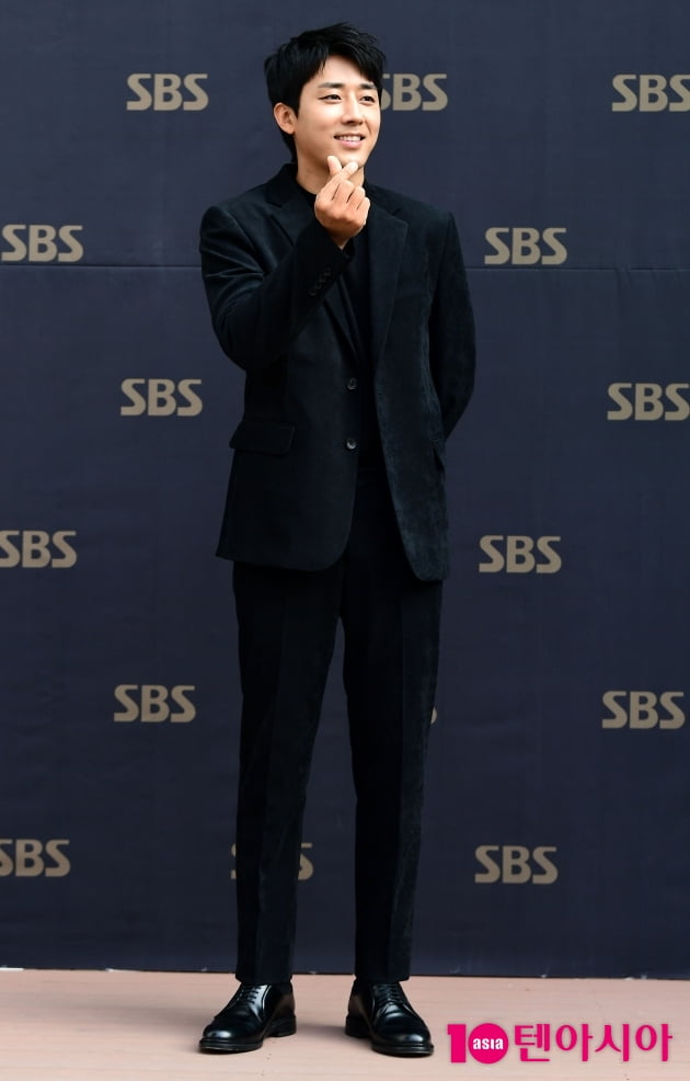 [TEN 포토] 손호준 '하트 가져가세요'