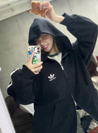 르세라핌 김채원, 붕어빵 하나에도 푸근한 웃음…코 찡긋 러블리