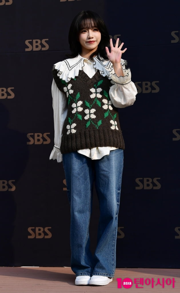 [TEN 포토] 조유리 '청순미 뿌리는 인사'