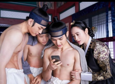 김혜수, '상반신 누드' 아들들과 초집중 모드…모성애 가득한 중전
