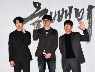 [TEN 포토] 류준열-안태진 감독-유해진 '올빼미 힘찬 파이팅!'