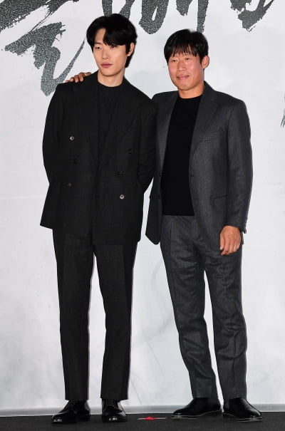 [TEN 포토] 류준열-유해진 '맹인과 왕 훈훈한 투 샷'