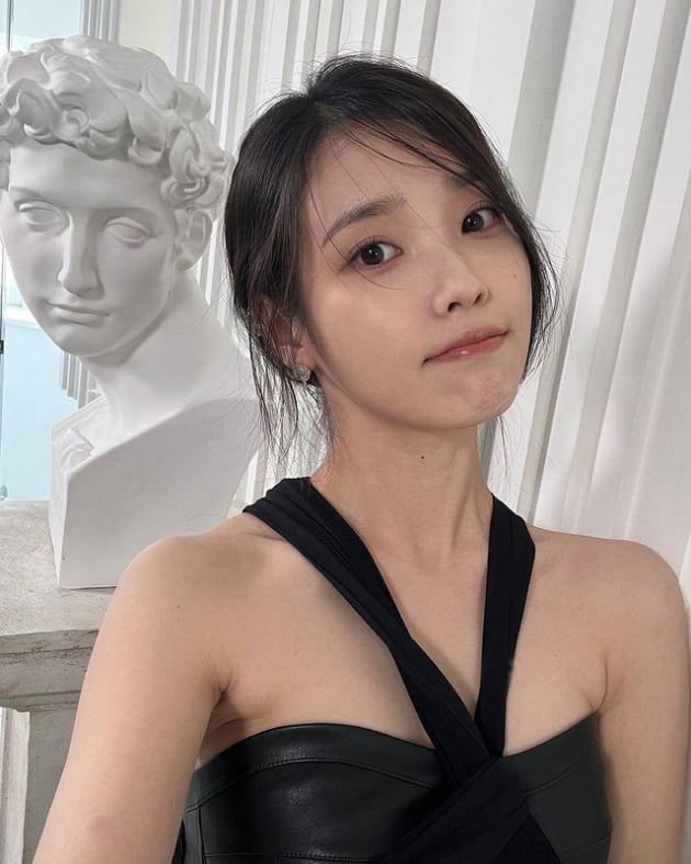 아이유, 얼굴에 꽃 붙이더니 화사한 디즈니 공주님 됐네