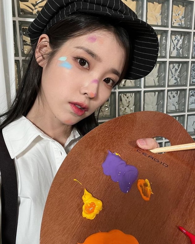 아이유, 얼굴에 꽃 붙이더니 화사한 디즈니 공주님 됐네