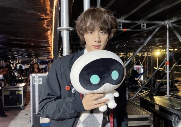 방탄소년단 진, 新캐릭터 우떠 공연과 촬영 후기 꼼꼼히 배달