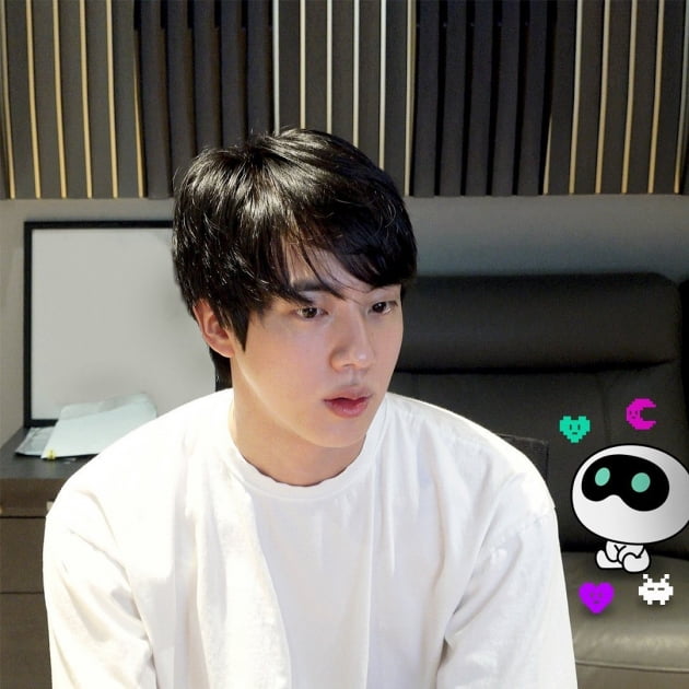 방탄소년단 진, 우떠 인스타그램 계정 ‘팔로우’한 해외 아티스트들의 '애정 표현'