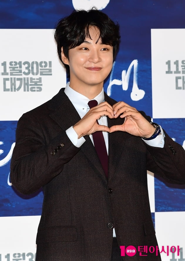 [TEN 포토] 윤시윤 '귀여운 하트'