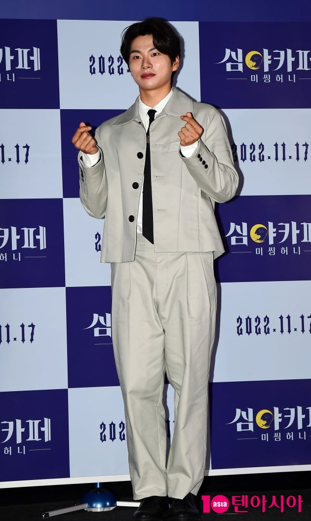 [TEN 포토] 이이경 '심야카페 사랑이 필요합니다'