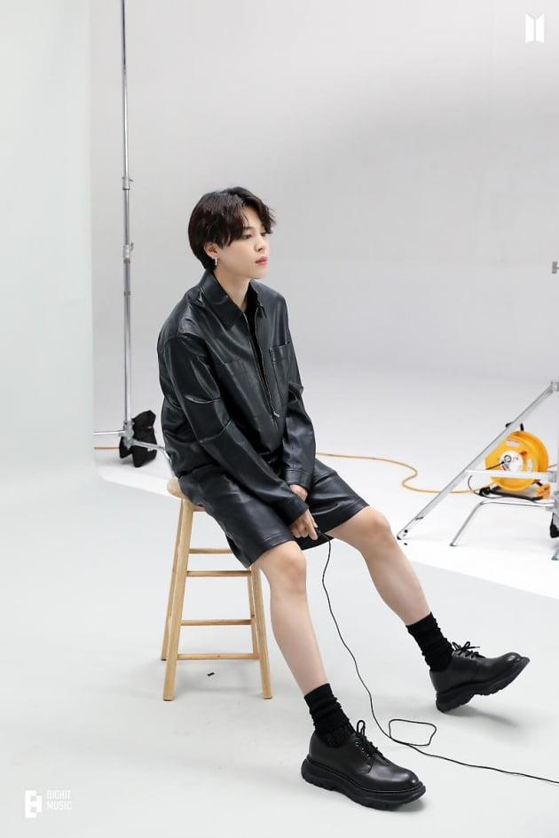 방탄소년단 지민, 섹시 옴므파탈에서 눈부신 청신함으로 돌아온 '알잘딱깔센' 컨셉장인