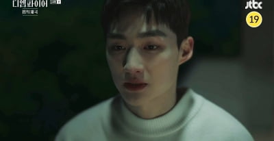 [종합] '김선아·안재욱 아들' 권지우, 가족 앞에서 투신 '충격' ('디 엠파이어')