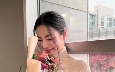 나나, 사랑스러운 미소로 '여신 아우라' 과시