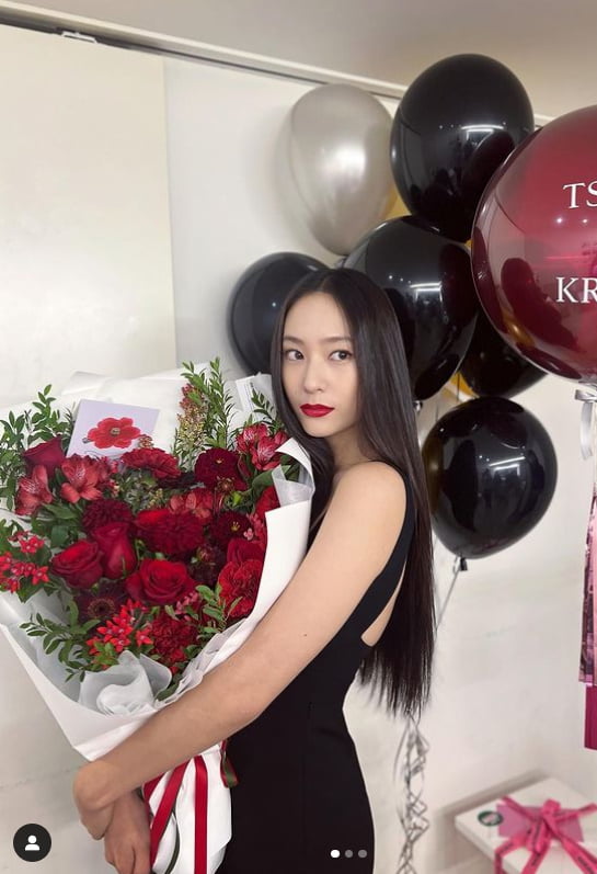 정수정, 꽃이 꽃을 들고 있네...섹시한 레드립