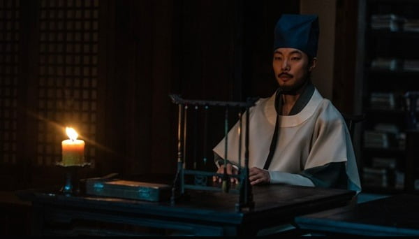 맹인 류준열, 낮에는 앞이 안 보이는데 밤에는 보인다?('올빼미')