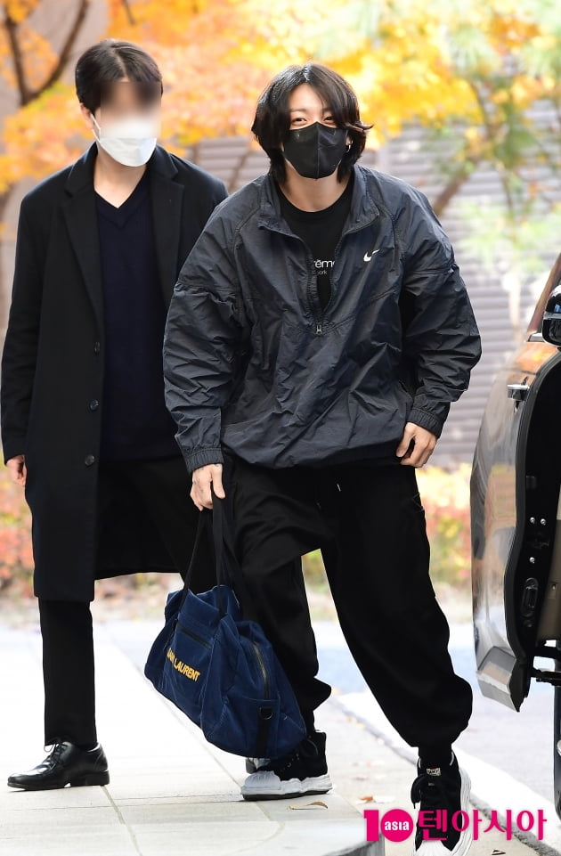 [TEN 포토] 방탄소년단 정국 '특급경호 받으며 출국'