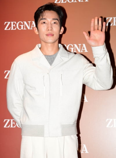 [TEN 포토] 이상이 '여심 자극하는 인사'