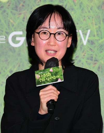 [TEN 포토] 이윤정 감독 "설현 노메이크업 촬영 고마웠다"