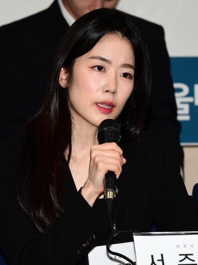 [TEN 포토] 오메가엑스 변호 맡은 서주연 변호사