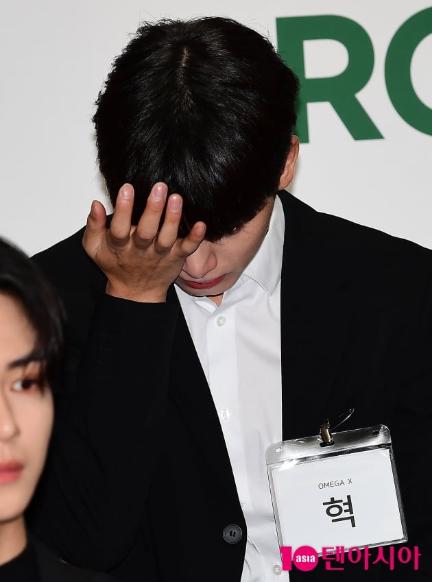 [TEN 포토] 눈물 흠치는 오메가엑스 혁