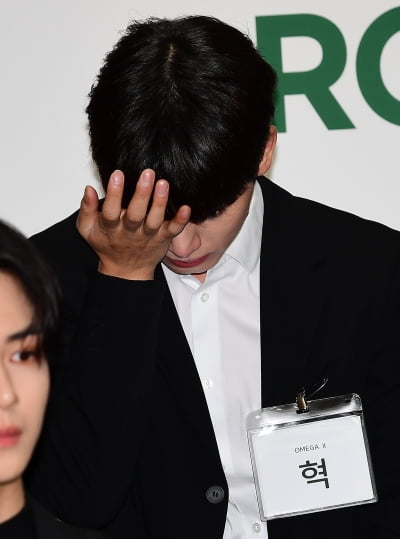 [TEN 포토] 눈물 흠치는 오메가엑스 혁
