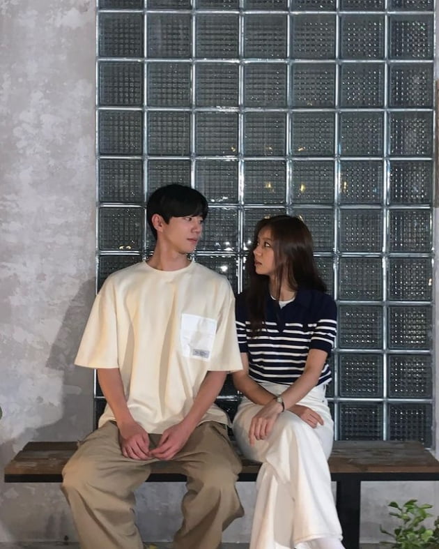 혜리, 이준영과 벤치에 나란히 앉았네…다정한 눈맞춤