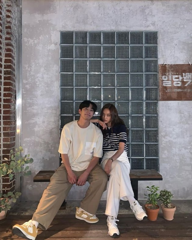 혜리, 이준영과 벤치에 나란히 앉았네…다정한 눈맞춤