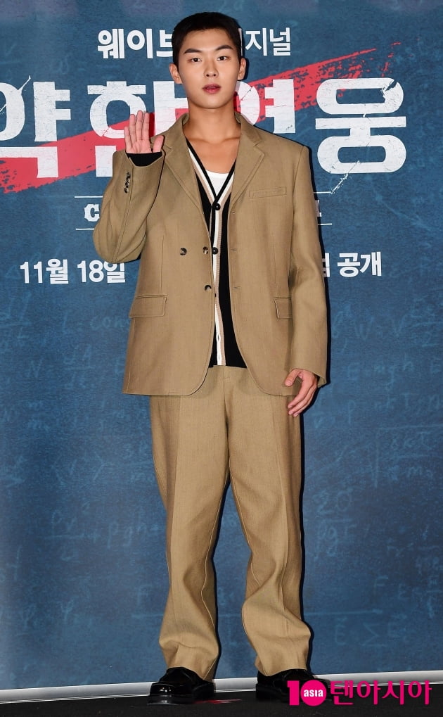 [TEN 포토] 최현욱 '브라운으로 가을느낌'