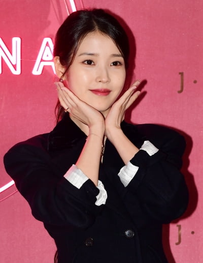 [TEN 포토] 아이유 '자체발광 꽃미모'